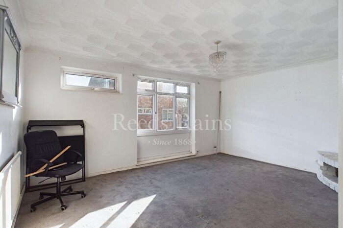2 Bedroom Apartment For Sale In Stonewood, Bean, Dartford, Kent, DA2