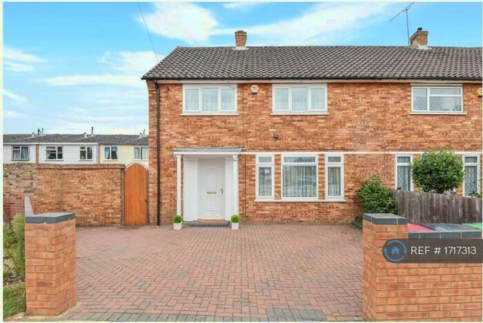 3 Bedroom Semi-Detached House To Rent In Verney Road, Slough, SL3