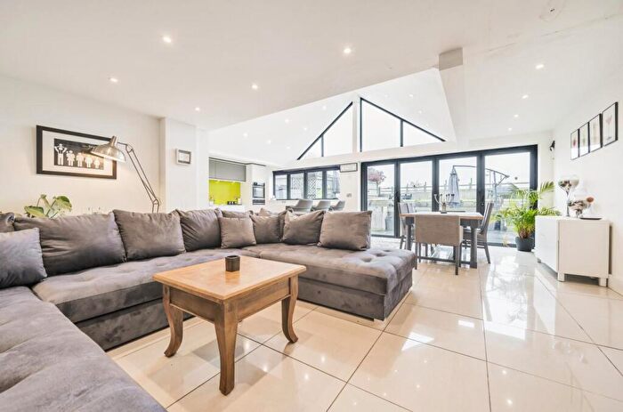 4 Bedroom Detached House For Sale In Morton King Close, Shabbington, HP18