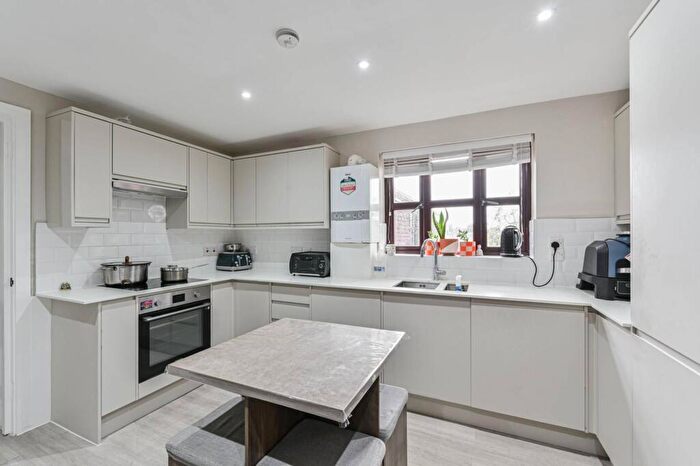 2 Bedroom Flat For Sale In Lewis Road, Mitcham, CR4