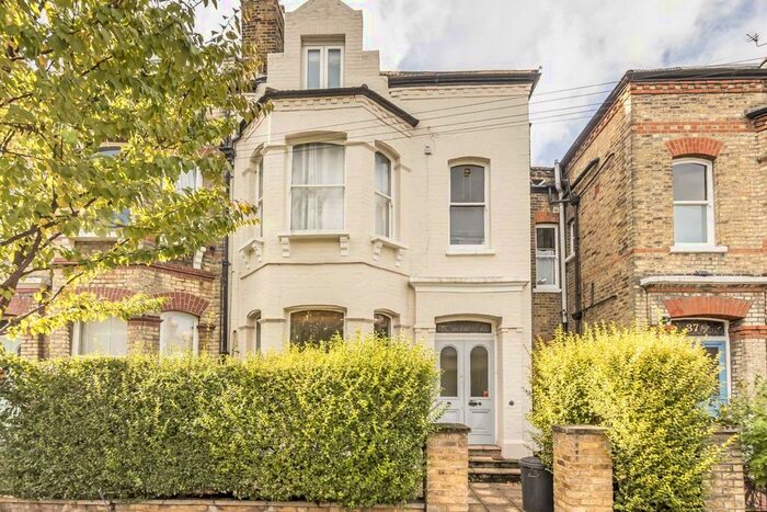 2 Bedroom Flat To Rent In Cromford Road, SW18