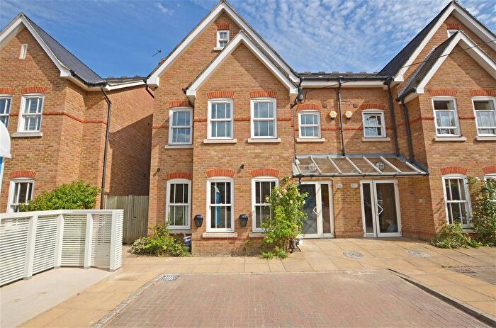 2 Bedroom Flat To Rent In Claremont Road, Teddington, TW11