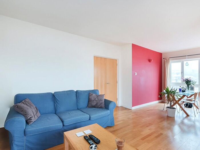 2 Bedroom Apartment To Rent In Jetty Court, Old Bellgate Place, E14