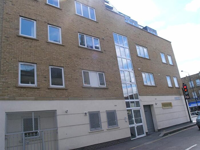 3 Bedroom Maisonette To Rent In Hendre Road, London, SE1