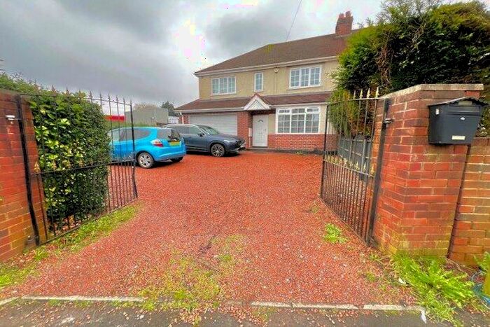 4 Bedroom Semi-Detached House To Rent In Pooles Lane, Willenhall, WV12