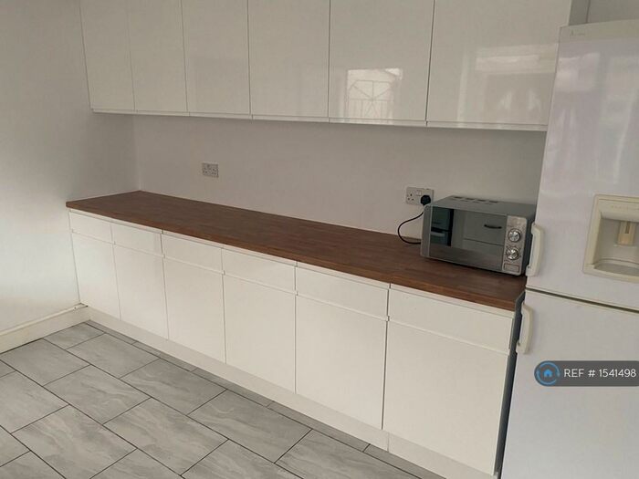 3 Bedroom Semi-Detached House To Rent In Trent Boulevard, West Bridgford, Nottingham, NG2