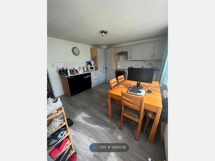 2 Bedroom Flat To Rent In Broad Walk, Epsom, KT18