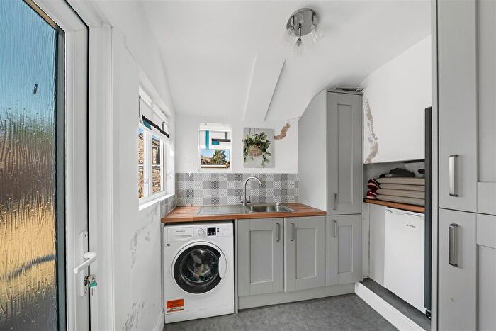 3 Bedroom Property For Sale In Springfield Road, Swanage, BH19 - Photo 9