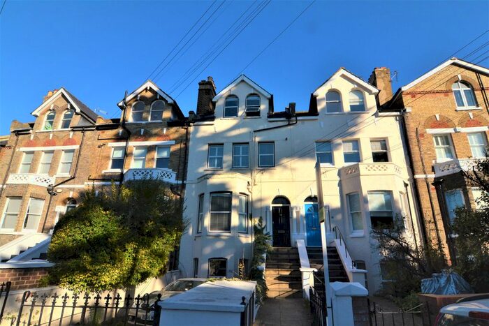 1 Bedroom Flat To Rent In Queens Road, Twickenham, Middlesex, Uk, TW1