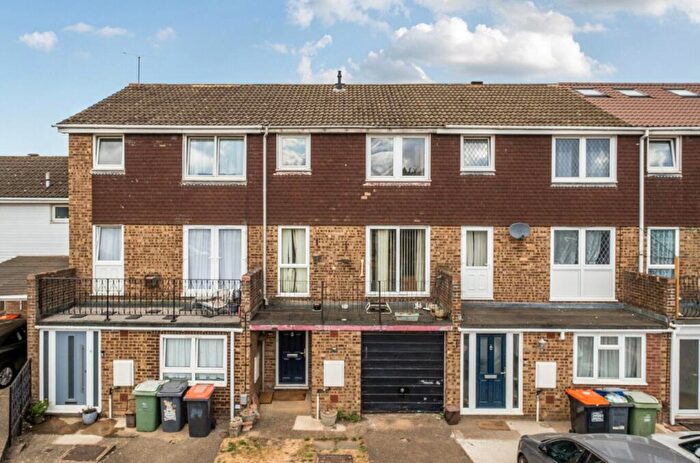4 Bedroom Terraced House For Sale In Beale Street, Dunstable, Bedfordshire, LU6