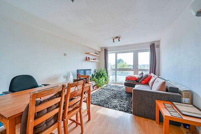 2 Bedroom Flat To Rent In Balmain Close, Ealing Broadway, London, W5