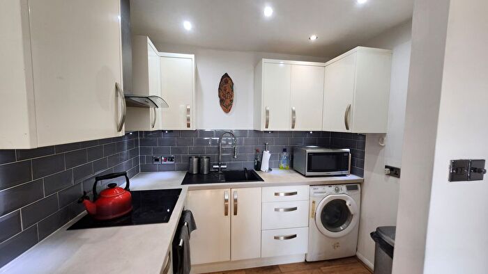 1 Bedroom Flat To Rent In Rochfords Gardens, Slough, SL2