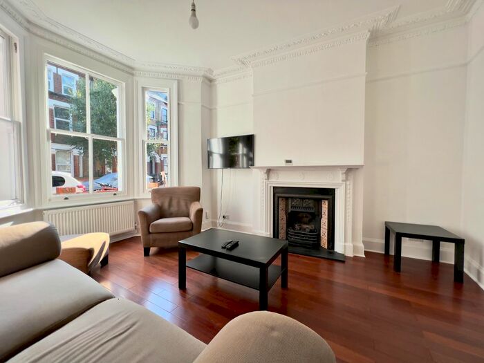 1 Bedroom Flat To Rent In Heyford Avenue, London, SW8