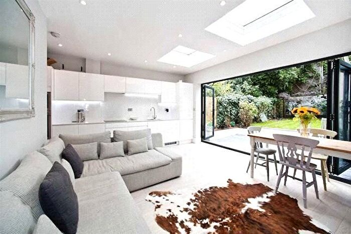 2 Bedroom Flat For Sale In Stanlake Road, London, W12