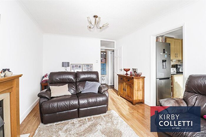 2 Bedroom Flat For Sale In Hertford Road, Hoddesdon, EN11