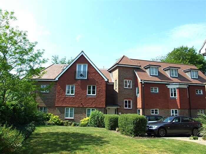 2 Bedroom Flat To Rent In Stretton Court, Weybridge, KT13