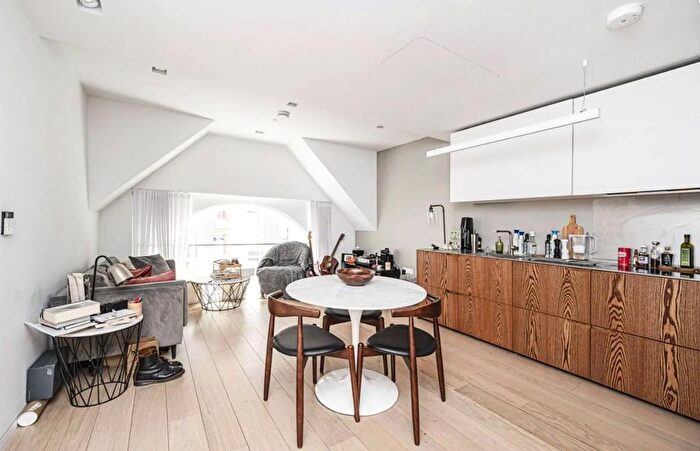 1 Bedroom Flat To Rent In Dominion House, Bartholomew Close, Barbican, London, EC1A