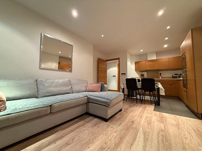 2 Bedroom Flat To Rent In Queenstown Road, London, SW11