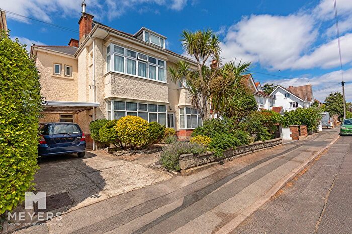 2 Bedroom Flat For Sale In Richmond Park Cresent, Bournemouth, BH8