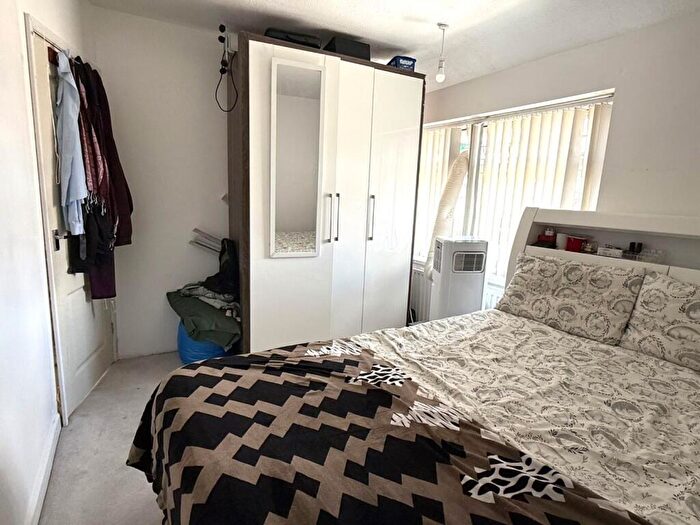 3 Bedroom End Of Terrace House For Sale In Nicholas Road, Dagenham, RM8