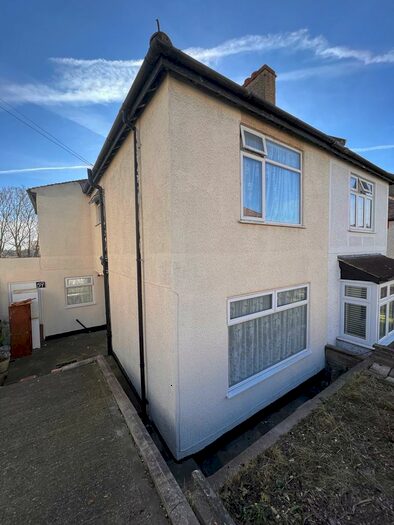 3 Bedroom Semi-Detached House To Rent In Kynaston Road, Bromley, BR1