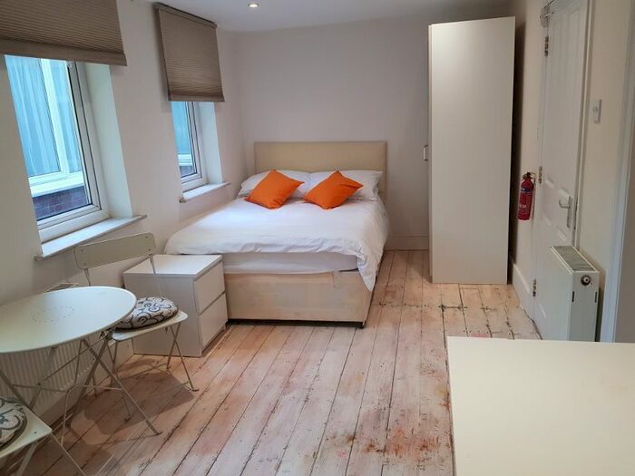 Studio To Rent In Hale Lane, Mill Hill, NW7