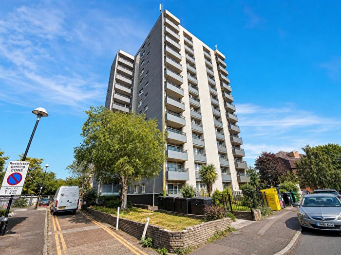 2 Bedroom Flat To Rent In Aldriche Way, Highams Park, E4