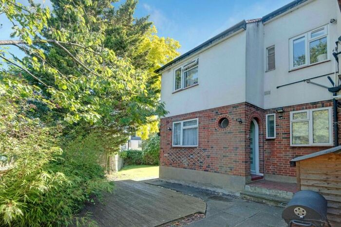 2 Bedroom Flat To Rent In Bedford Close, London, N10