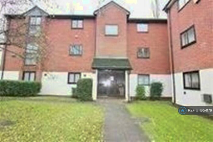 2 Bedroom Flat To Rent In Wheatley Close, Hendon, NW4