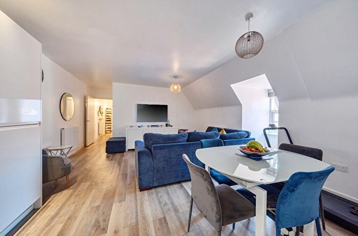 1 Bedroom Flat For Sale In Collison Avenue, Barnet, EN5