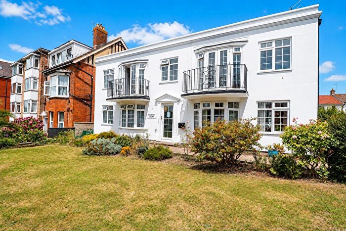 2 Bedroom Flat For Sale In Garden Close, Bexhill-On-Sea, TN40