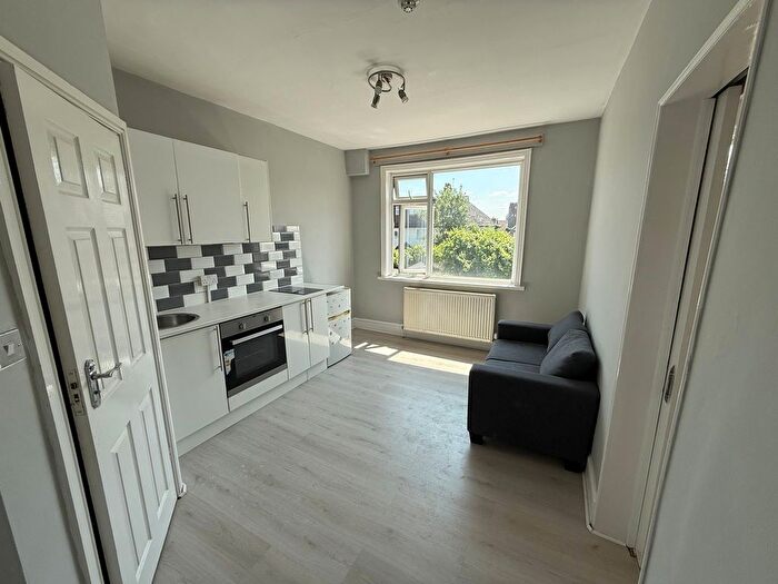 1 Bedroom Flat To Rent In Leeside Crescent, London, NW11