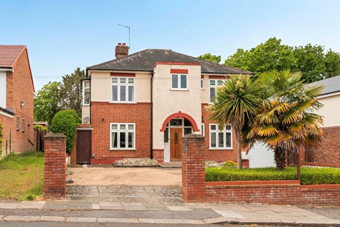 4 Bedroom Detached House For Sale In Bycullah Avenue, Enfield, EN2