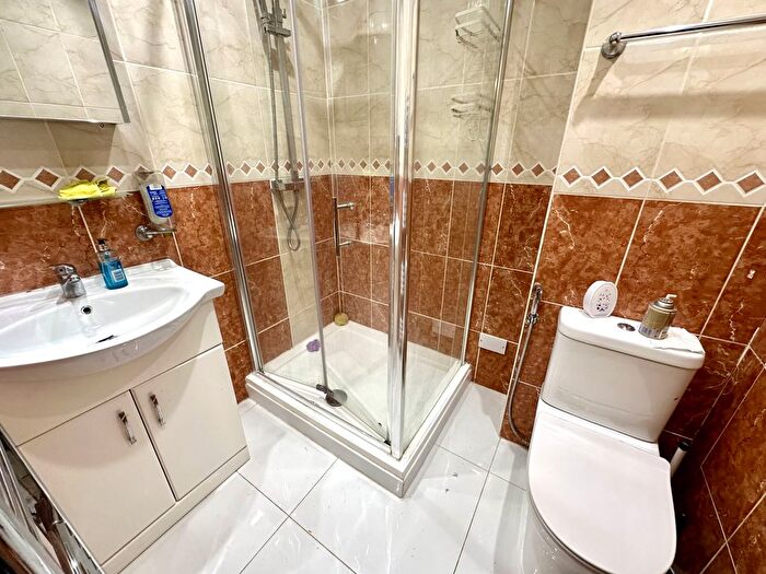 3 Bedroom Terraced House To Rent In High Street, Hounslow, TW5