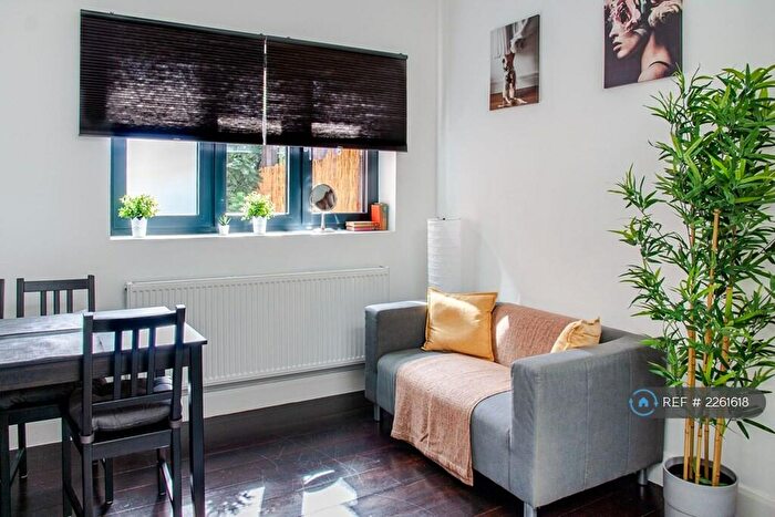 Studio To Rent In Hanover House, London, NW2