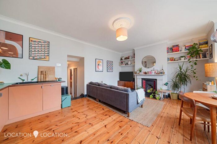 2 Bedroom Flat For Sale In Cranwich Road, London, N16