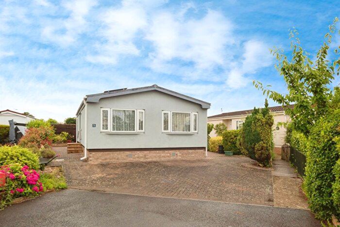 2 Bedroom Park Home For Sale In Russet Avenue, St. Johns Priory, Lechlade, GL7