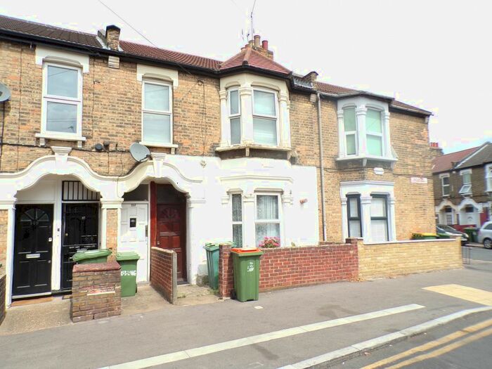 2 Bedroom Flat To Rent In Ling Road, Canning Town, E16