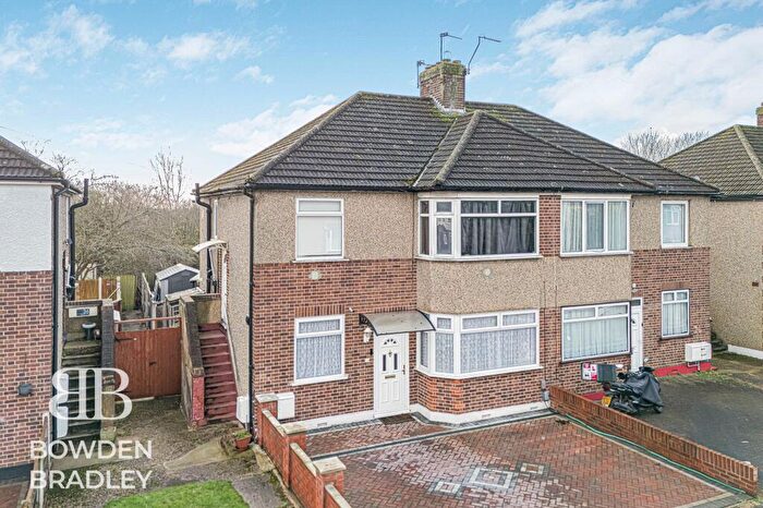 3 Bedroom Ground Maisonette For Sale In Walden Way, Hainault, IG6