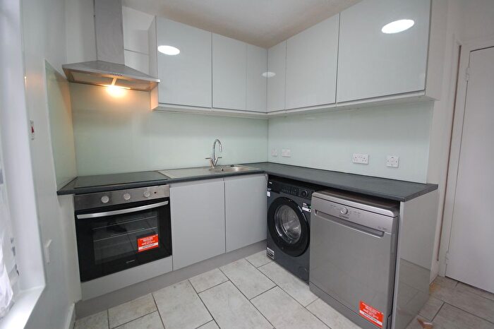 2 Bedroom Flat To Rent In Devonshire Road, London, W4