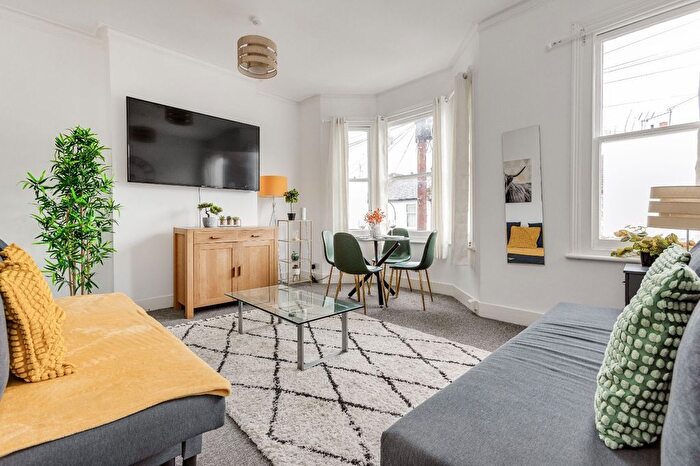 3 Bedroom Flat To Rent In Biscay Road, Hammersmith, W6