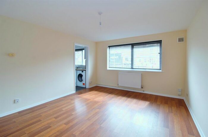 2 Bedroom Flat To Rent In Alderman Close, North Mymms, Hatfield, AL9