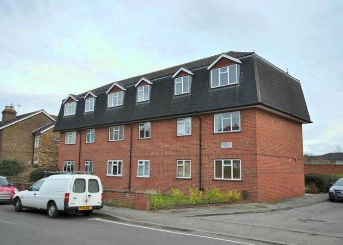 1 Bedroom Flat To Rent In Edgell Road, Staines, TW18