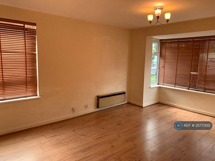 1 Bedroom Flat To Rent In Carters Close, Worcester Park, KT4