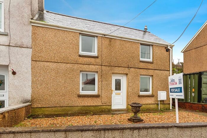 2 Bedroom Semi-detached House For Sale In Heol Waunyclun, Trimsaran, Kidwelly, Carmarthenshire, SA17