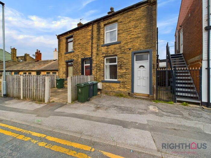 2 Bedroom Semi-Detached House To Rent In Upper George Street, Bradford, BD6