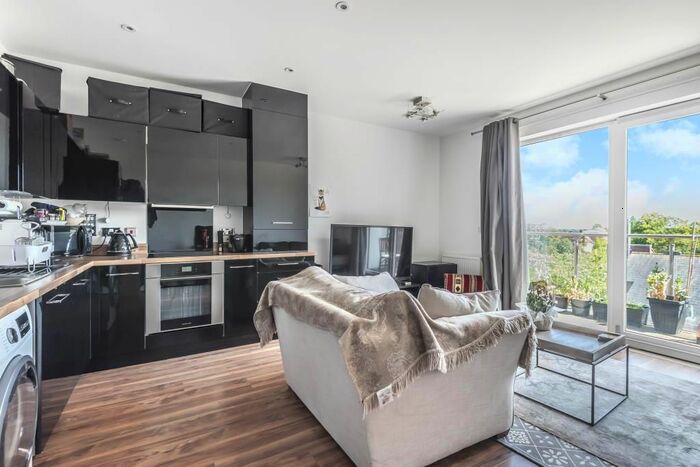 2 Bedroom Flat To Rent In Staines-Upon-Thames, Surrey, TW18