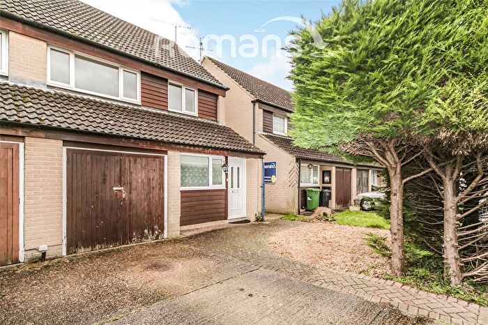 3 Bedroom Semi Detached House For Sale In Evergreen Drive, Calcot, Reading, RG31