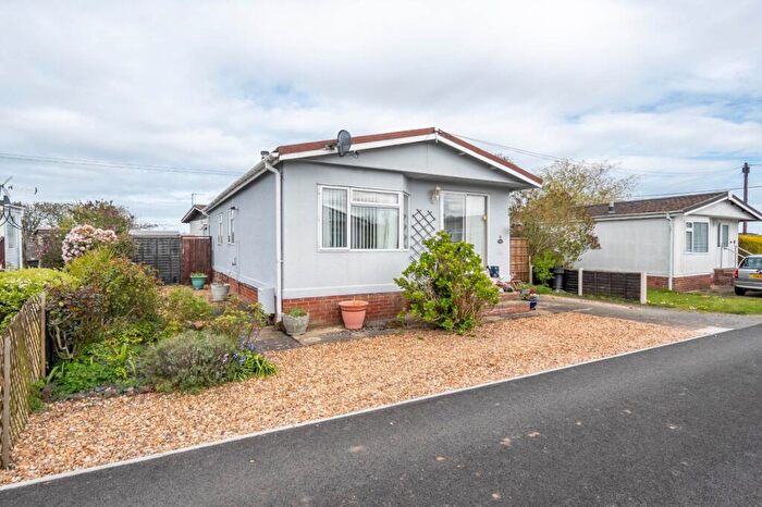 3 Bedroom Garage / Parking For Sale In Brickhill Farm Park Homes, Half Moon Lane, Pepperstock, Bedfordshire, LU1