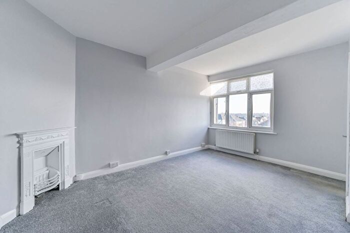 3 Bedroom Flat To Rent In London Road, Sutton, SM3